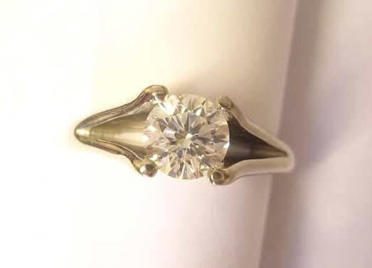 18ct white gold solitaire ring with a natural 1ct diamons 18ct white gold solitaire ring with a natural 1ct diamons
